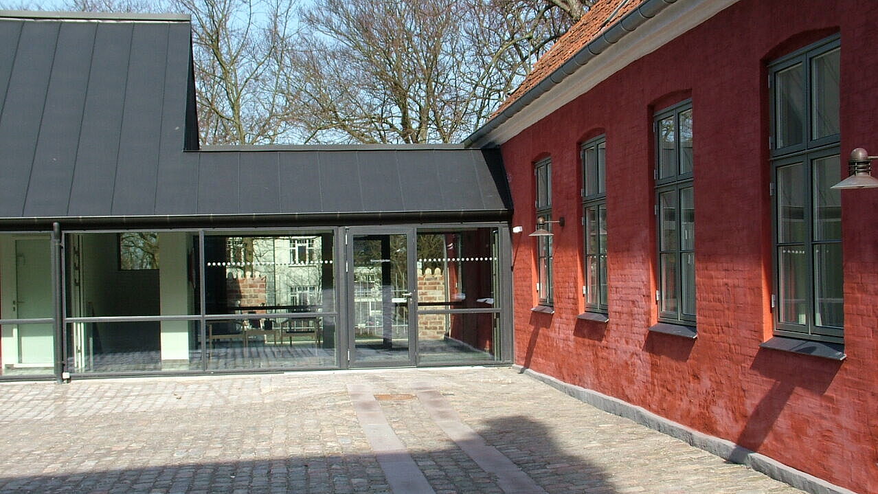 Billede af konventgården ved Roskilde Domkirke.